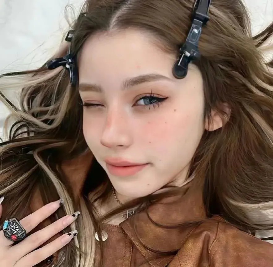 小奶龙驾到我在荒年带全家发大财